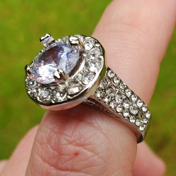 Refracting Light Round Cut Diamond Gem Ring Size 7 - Picture 4 of 10